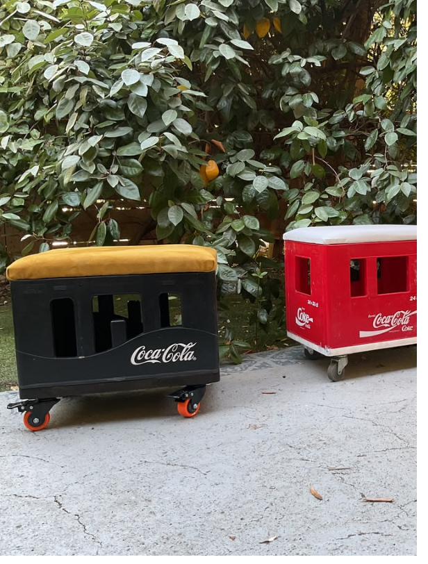 Cocapouf noir et jaune moutarde : variante sombre du pouf-coffre en caisse de bouteilles