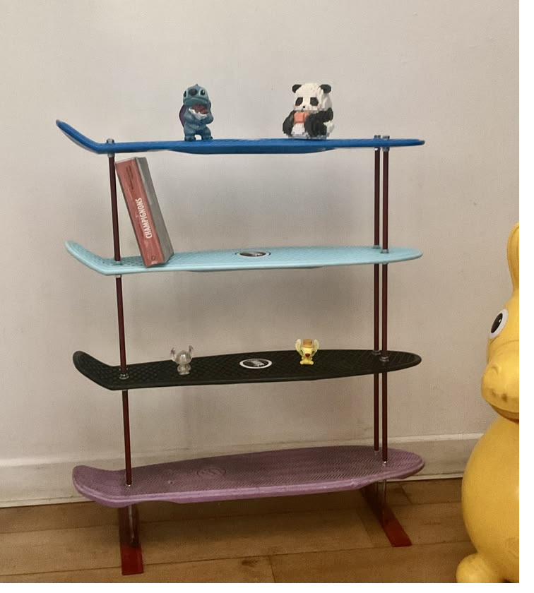 Etaskate : étagère à quatre niveaux fabriquée à partir de skateboards récupérés