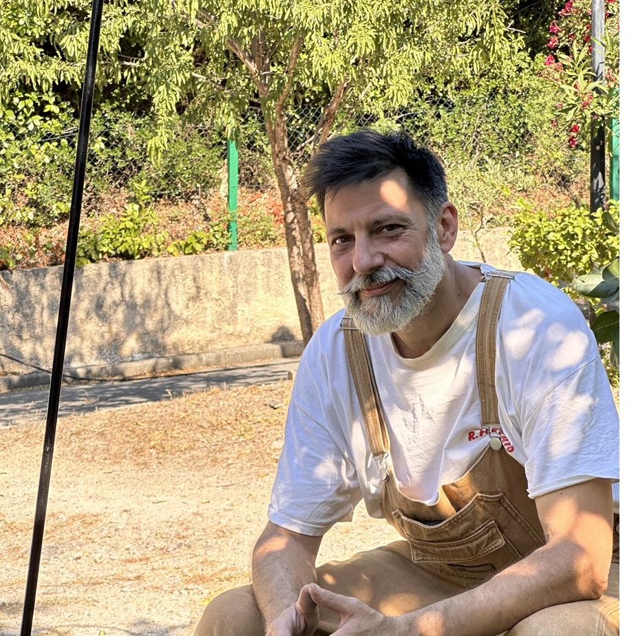 Portrait de Laurent, artiste et créateur de MIM, souriant dans son jardin