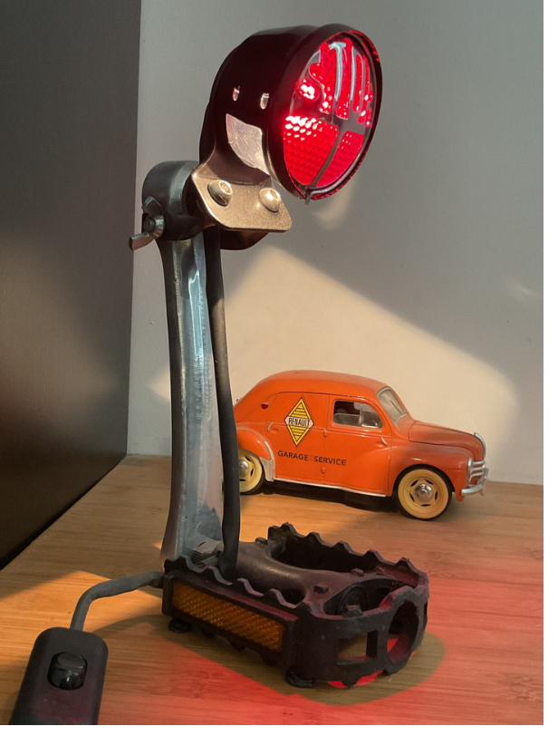 Lève le pied : lampe de chevet façon garage, mariage entre pièces de vélo et de moto