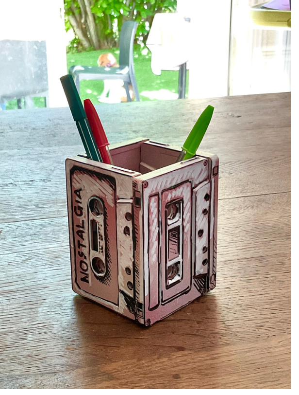 Pot K7 : les cassettes non translucides recyclées en pot à crayons, finition street art