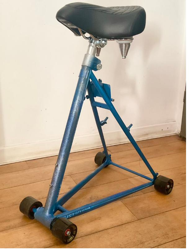 Tabouskate bleu : tabouret roulant né d'un cadre de vélo et de roues de skateboard récupérées